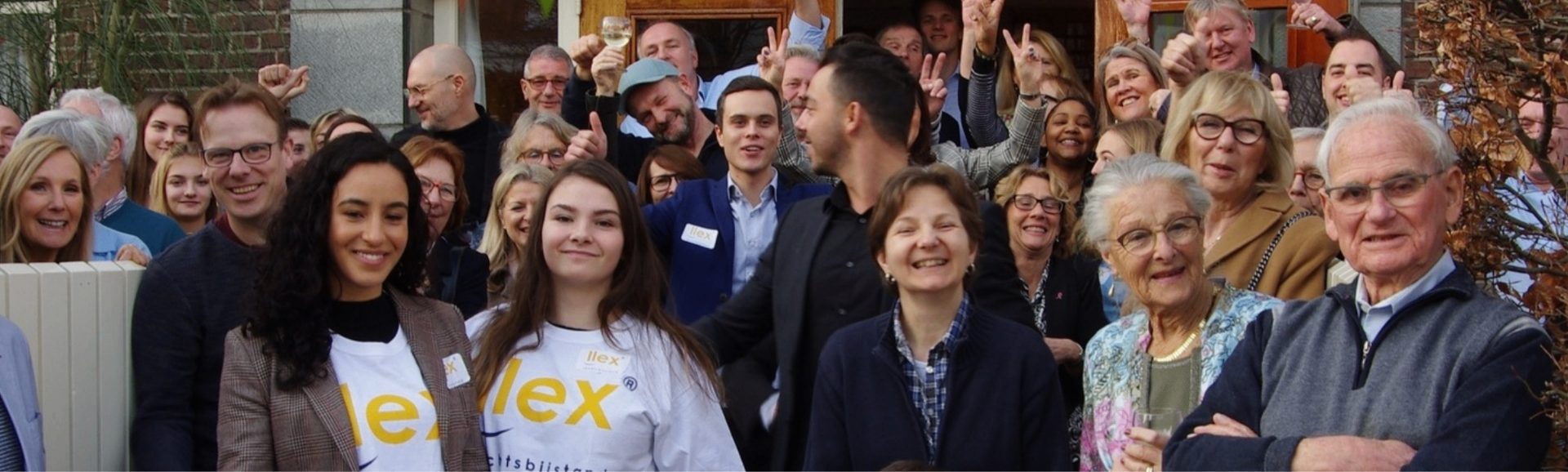 Famiglia felice e sorridente, accompagnata da LLex